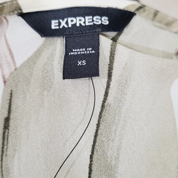 XS X-SMALL Express Ruffled CrossOver Surplice Floral Blouse NWT - Picture 10 of 12